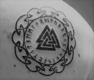 Valknut of Odin's knoop met Elder Futark runes errond.